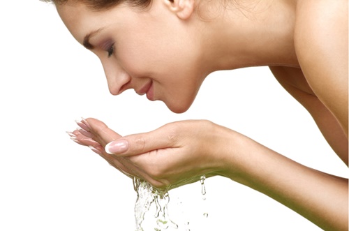 顔を洗う女性