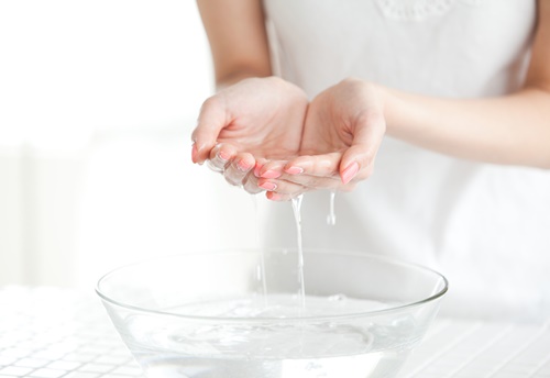 水をすくう女性の手