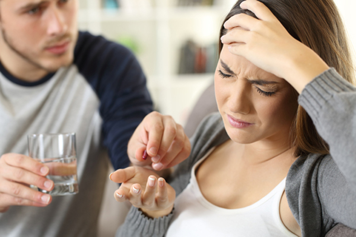 薬を渡される頭痛に悩む女性